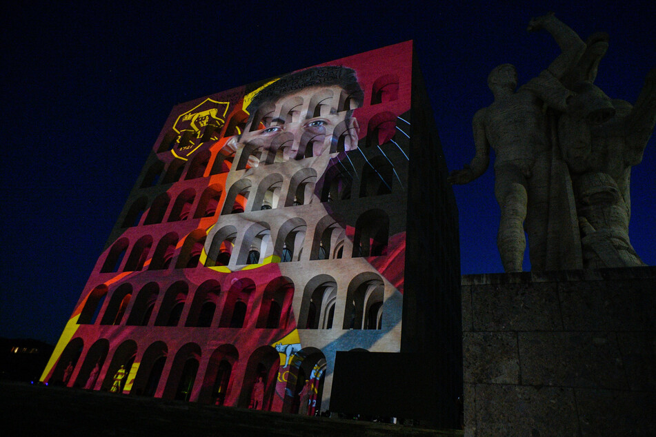 An die Fassade des Palazzo della Civiltà Italiana projizierte der Verein das Gesicht von Dybala.