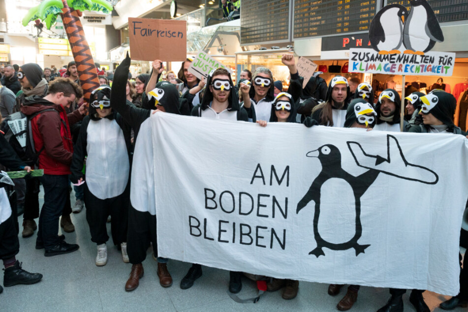 Demonstranten des Bündnisses "Am Boden bleiben" blockieren im November 2019 die Haupthalle des Flughafen Tegels.