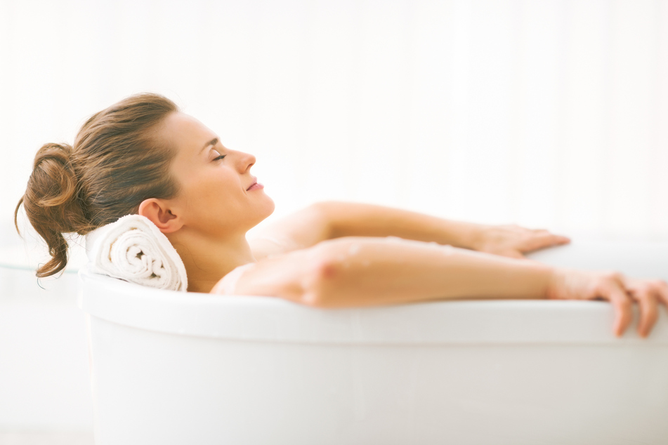 Bei leichten Erkältungssymptomen kann ein warmes Bad entspannend sein. Bei Fieber sollte man auf die Badewanne aber verzichten. (Symbolbild)