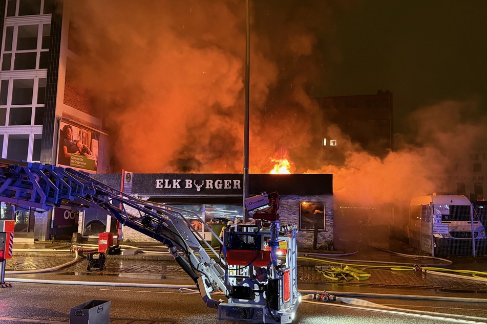 Zur Brandbekämpfung setzte die Feuerwehr Hamburg am Donnerstag auch eine Drehleiter ein.