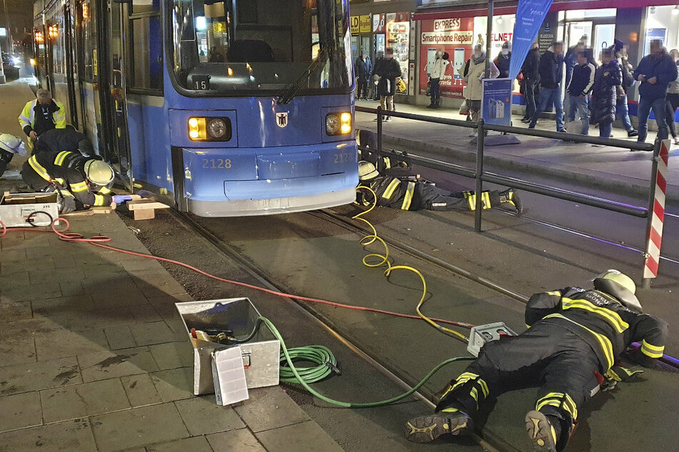 München: Dramatische Rettung: Hund von Tram erfasst und in Drehgestell eingeklemmt