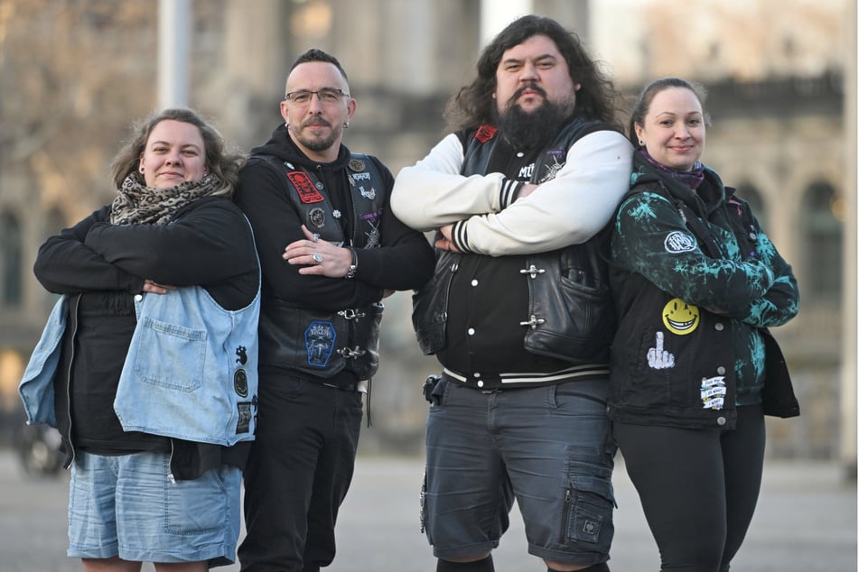 Die Metal-Fans der "Brotherhood of Steel" machen beim Elbeputz mit (v.l.): Josefine Kromer (36), Thomas Resch (44), Henry Kromer (36) und Christin Lath (36).