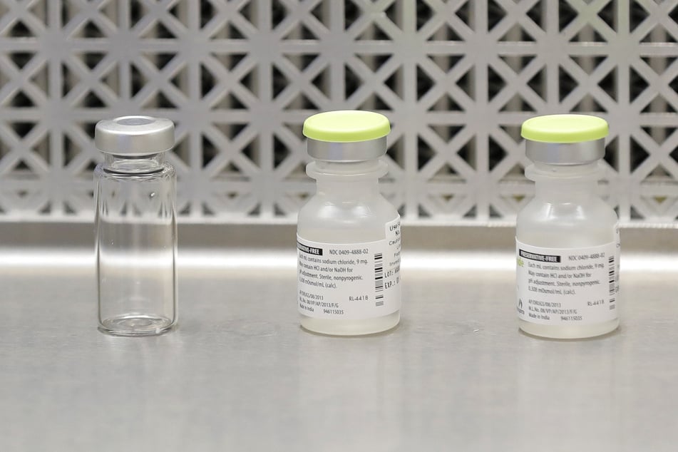 Fläschchen, zum Aufziehen von Spritzen, stehen im Rahmen einer klinischen Studie für einen potenziellen COVID-19-Impfstoff auf einem Tisch.