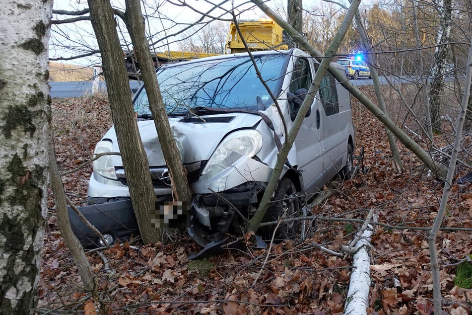 Ein Kleintransporter landete bei Dohma an einem Baum im Straßengraben.