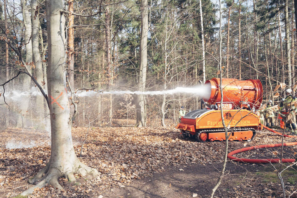 Das Löschunterstützungsfahrzeug (LUF) der Dresdner Berufsfeuerwehr erinnert an einen Panzer, richtet aber keinen Schaden an.