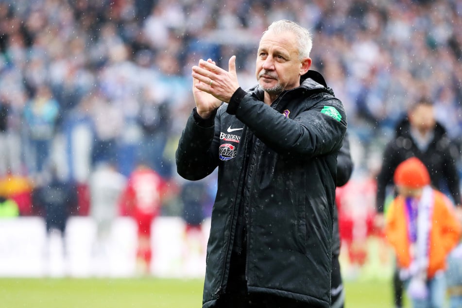 Ein sichtlich niedergeschlagener Aue-Coach Pavel Dotchev (56) muss sich so langsam auf den direkten Abstieg aus der 2. Bundesliga einstellen.