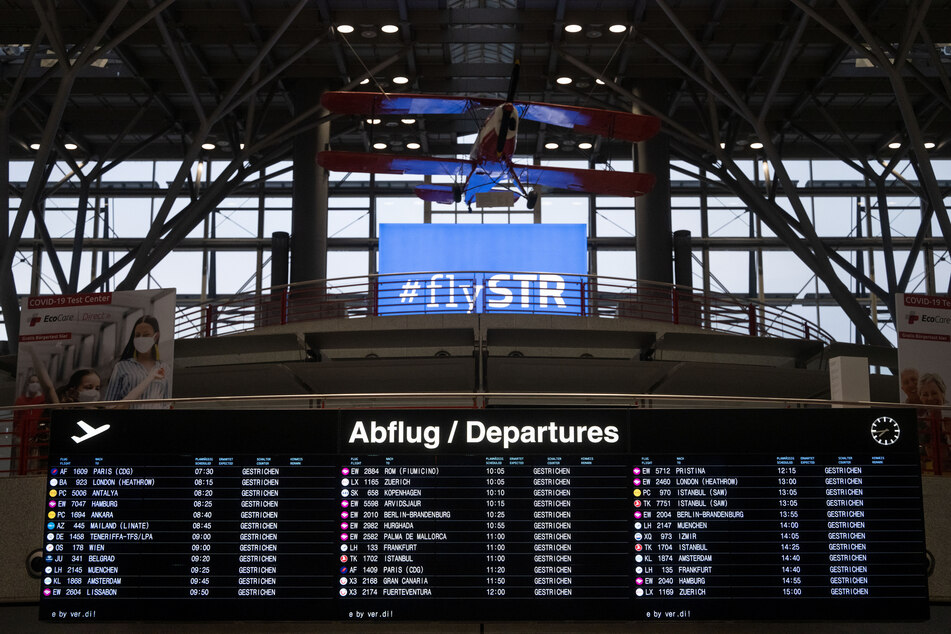 Am Stuttgarter Flughafen wurden Dutzende Flüge gestrichen. Am Samstag soll dort wieder Normal-Betrieb herrschen.