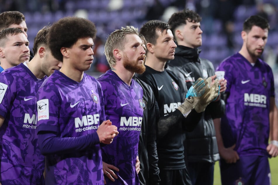 Finstere Gesichter beim FCE: Die Veilchen verloren gegen Energie Cottbus mit 1:2.