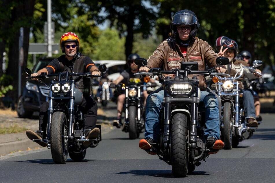 Wrum, Wrum. Coole Typen auf coolen Bikes gehen zu den Harley Days.