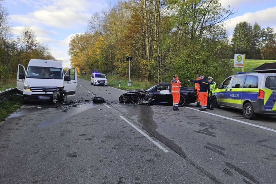 Die Straße wurde abgesichert. Neben der Polizei war auch der Rettungsdienst im Einsatz.