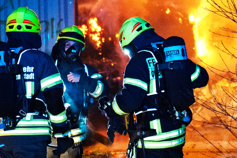 Eine mit Strohballen gefüllte Lagerhalle in Ober-Ramstadt wurde in der Nacht zu Sonntag ein Raub der Flammen.