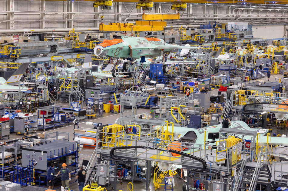 Per Kran wurde der erste Kampfjet in die Endmontagestation gehievt.