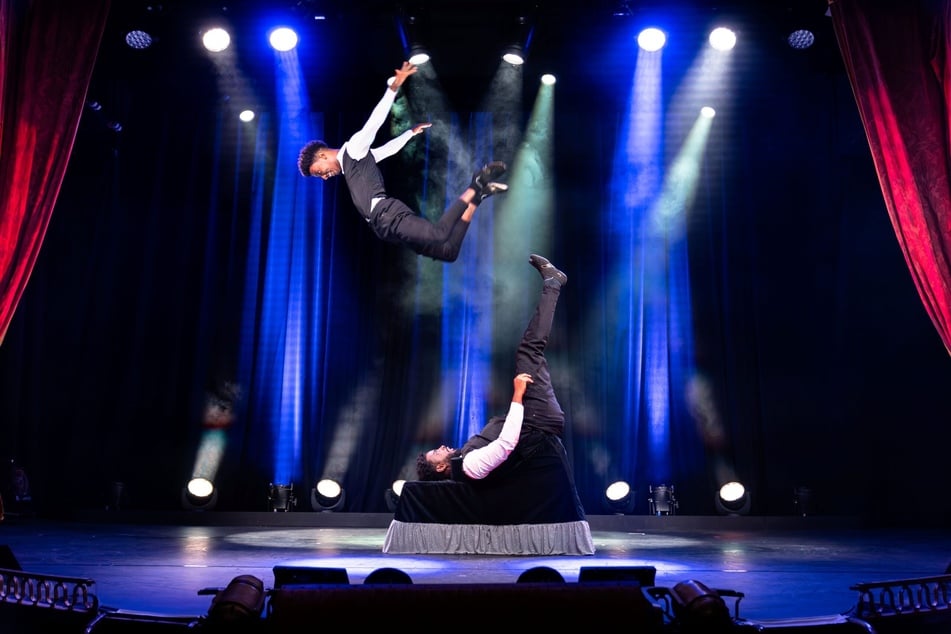 Sofani Taye und Bereket Afera alias die "Black Eagles" beherrschen die Kunst der "Ikarischen Spiele" mit beeindruckender Präzision und Dynamik. Die beiden präsentieren die jahrhundertealte Technik der Fußakrobatik.