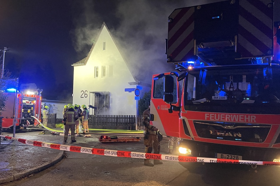 Kellerbrand in Einfamilienhaus in BerlinTegel Feuerwehr mit Großeinsatz