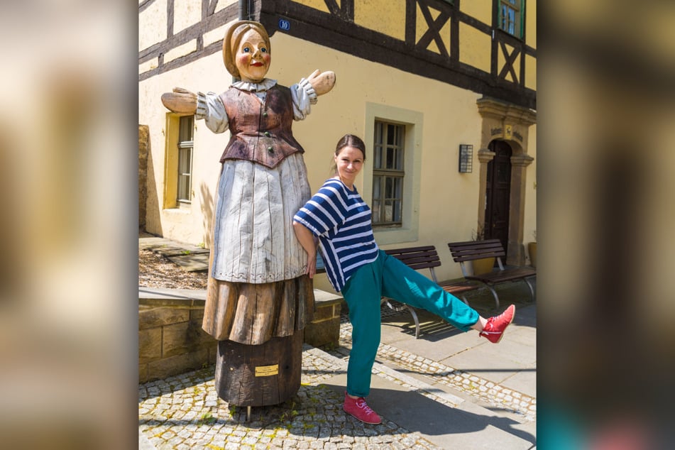 Anne Kadalla (40) ist froh, dass das Puppenspielfest schon jahrelange Tradition in Hohnstein hat und die Stadt das Fest unterstützt.