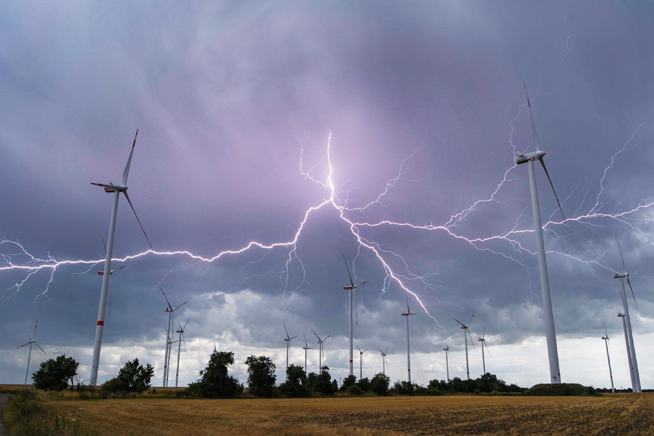 In den kommenden Tagen werden neue Gewitter und Regenschauer erwartet. (Symbolbild)