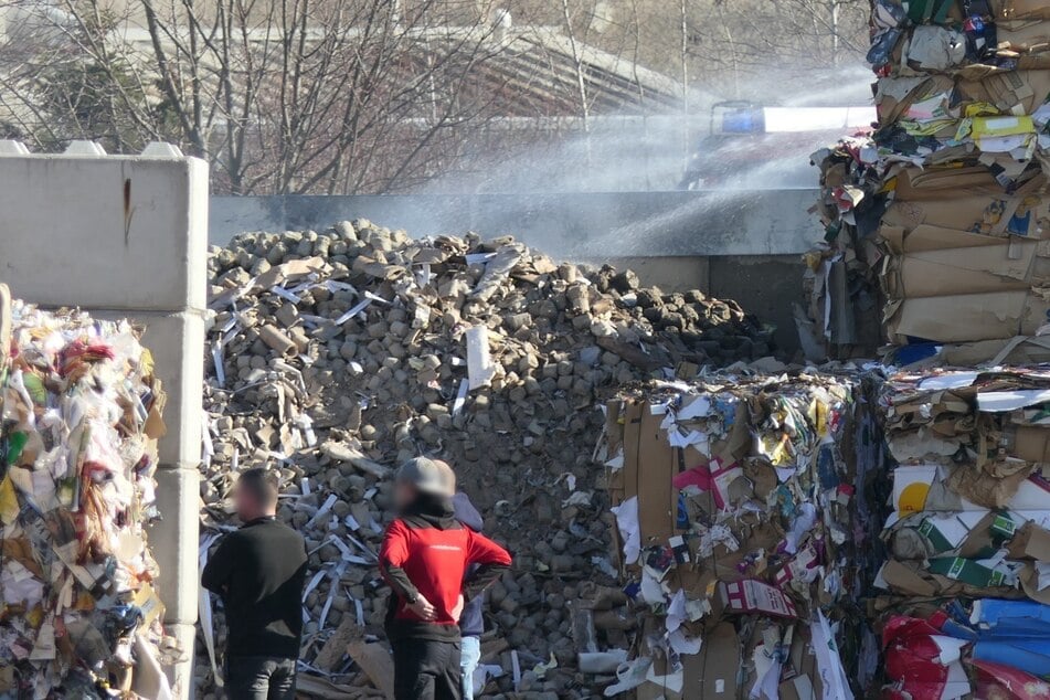 Leipzig: Papier-Pellets in Brand geraten: Feuerwehreinsatz in Papierfabrik