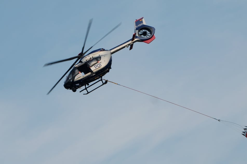 Feuerwehrleute können nicht direkt an den Brandort ran, sodass aus der Luft die Flammen bekämpft werden.
