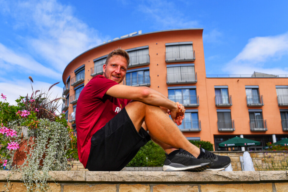 Ein strahlender Marco Hartmann vor dem Teamhotel in Heilbad Heiligenstadt. Der 32-Jährige wirkt aufgeräumt und klar. Und er ist gesund - das ist das Wichtigste bei ihm.