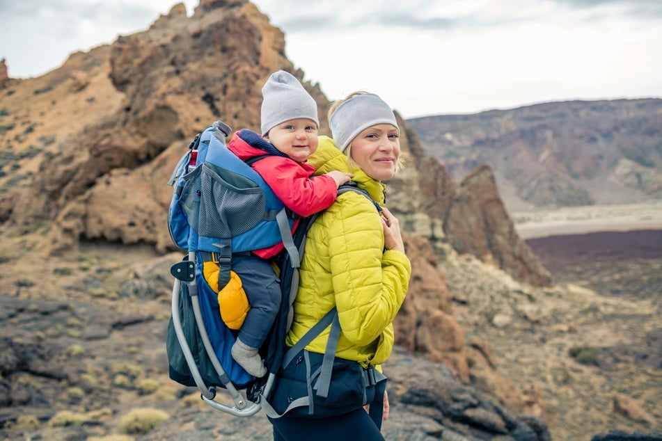 Wer häufig wandern geht, kann mit der Kinderkraxe sein Baby im Urlaub auf Wanderschaft mitnehmen.