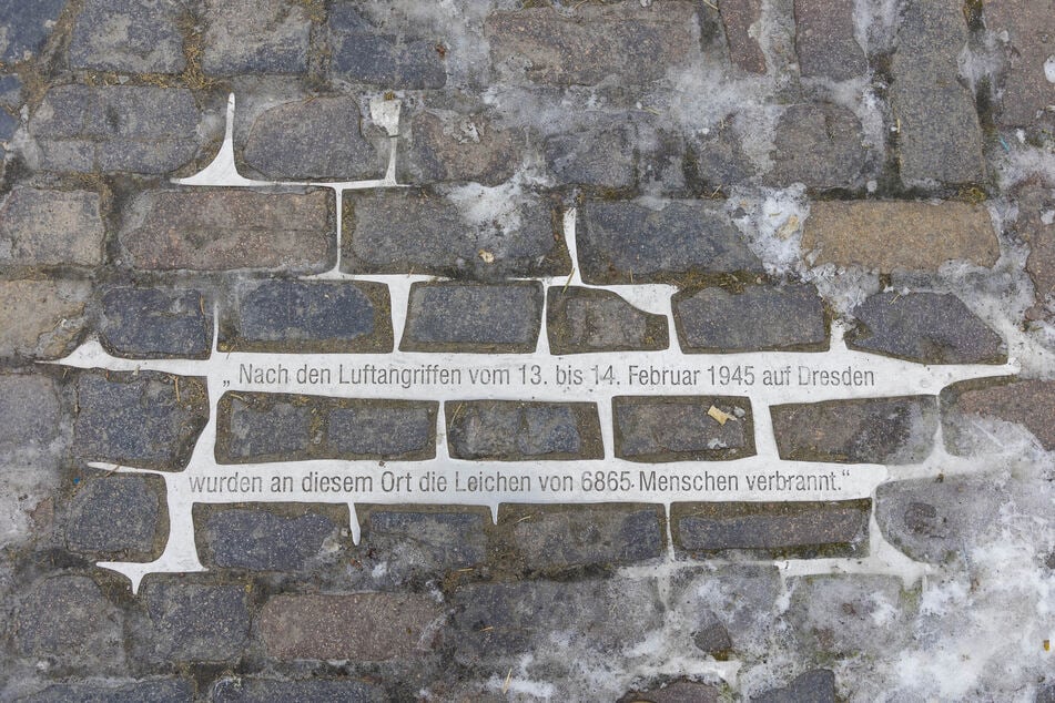 6865 Opfer der Luftangriffe wurden hier verbrannt, woran diese Inschrift im Boden erinnert.