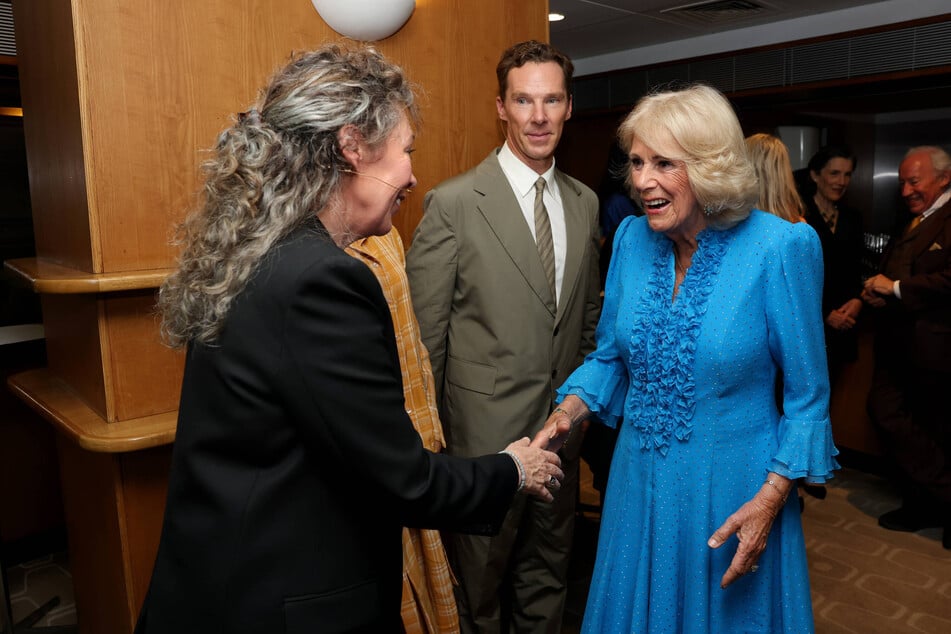 Königin Camilla (79) traf ihre Netflix-Schwiegermutter Olivia Coleman (52) und Benedict Cumberbatch (50).
