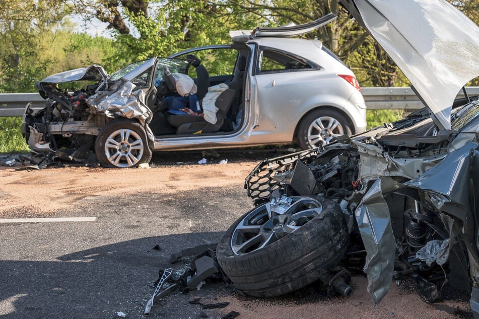 Die Fahrerin des Opel Corsa (l.) musste von der Feuerwehr aus dem Fahrzeugwrack befreit werden.