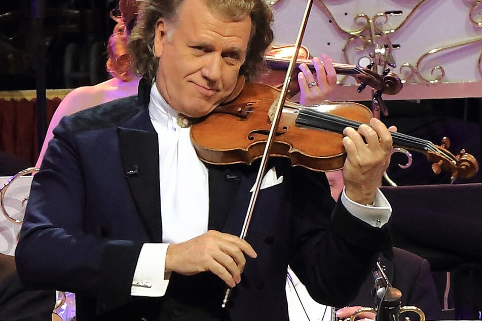 Der niederländische Violinist Andre Rieu muss Konzerte in Hamburg und Bremen absagen. 