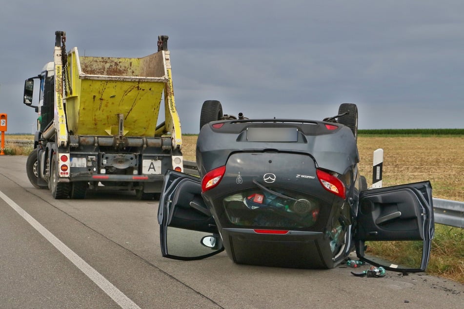 Der Unfallwagen kam auf dem Dach zu Liegen.