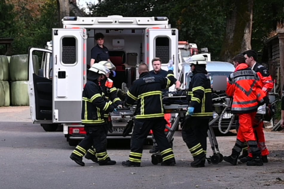 Ein Mann ist in Hamburg-Marmstorf in eine Arbeitsmaschine geraten und lebensgefährlich verletzt worden.