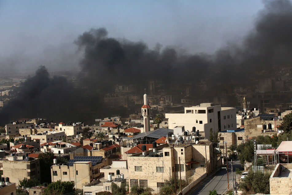 Palästinensischen Angaben zufolge sollen bei einem israelischen Militäreinsatz insgesamt 14 Menschen ums Leben gekommen sein.