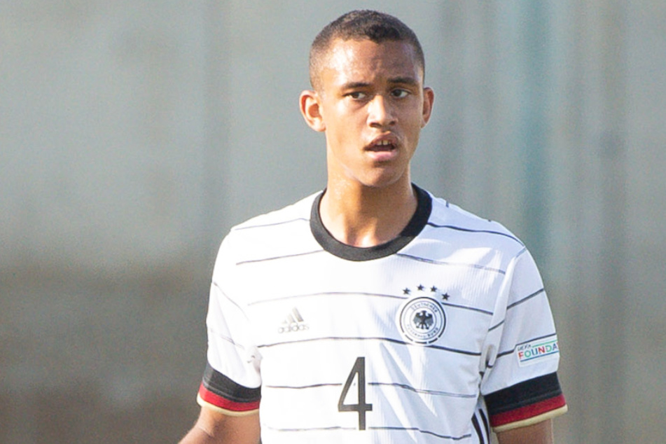 Der nächste Schritt in der Karriere ist gemacht: Tarek Buchmann (18) ist ab sofort ein Profispieler des FC Bayern München.