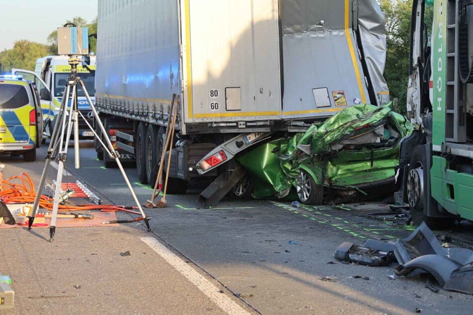 Horror-Unfall auf A4: Lkw kracht ungebremst in Auto