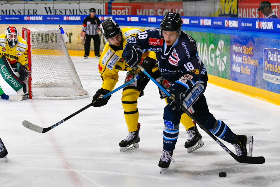 Ein Foto aus dem März 2020: Timo Walther (23, v.) im Spiel gegen Bad Tölz. Ab der kommenden Saison trägt der 23-Jährige wieder das Eislöwen-Trikot.