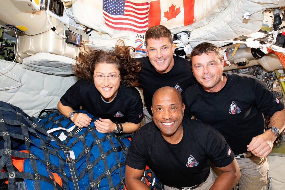 Haben sich weiter von der Erde entfernt als jemals Menschen zuvor (v.l.n.r.): Die "Artemis 2"-Astronauten Christina Koch (47), Jeremy Hansen (50, oben), Victor Glover (49, unten) und Reid Wiseman (50).