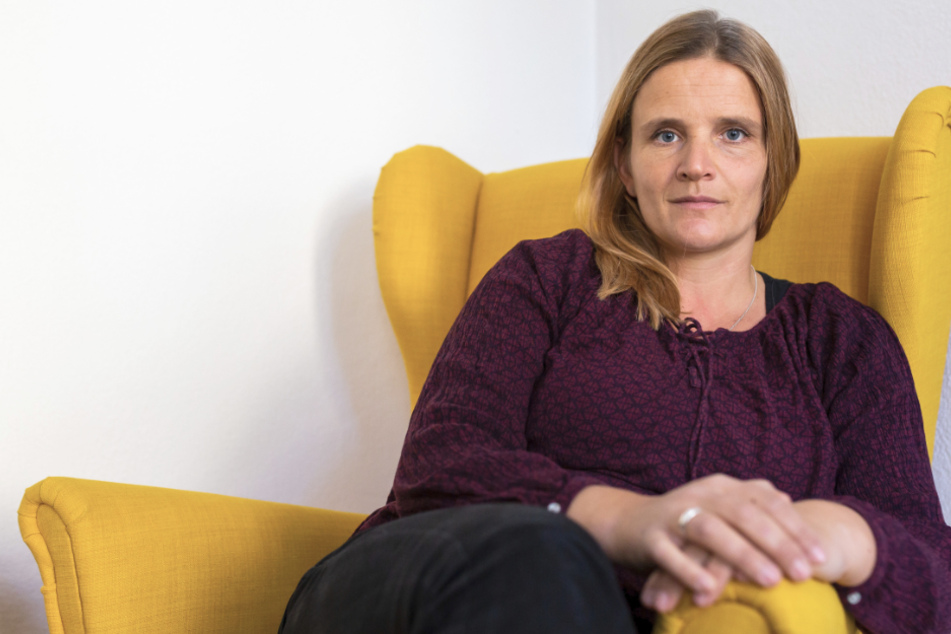 Sarah Pohl, die Leiterin der Zentrale Beratungsstelle für Weltanschauungsfragen Baden-Württemberg (ZEBRA-BW), sitzt in ihrem Büro.
