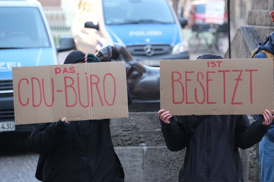 Auch draußen vor der Mädlerpassage wurde am Montag protestiert.