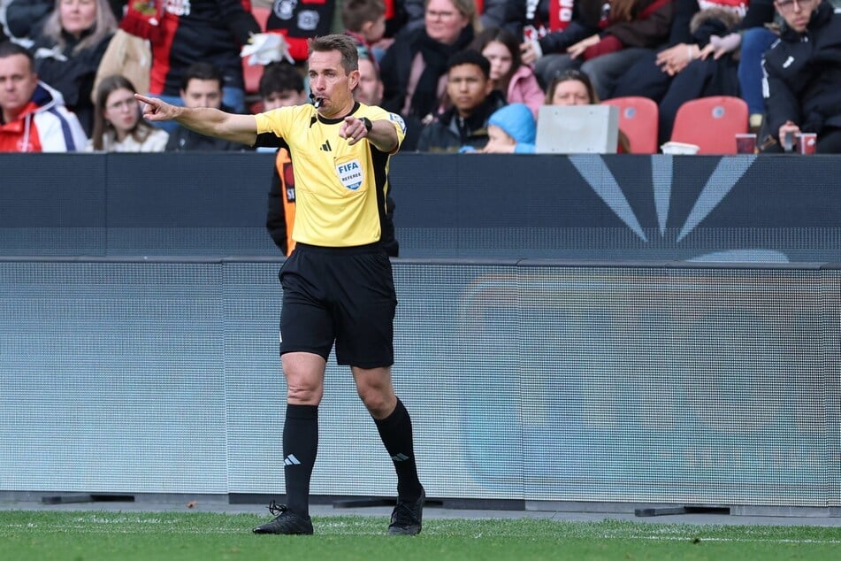 Schiedsrichter Tobias Stieler (44) stand im Mittelpunkt der Kritik des Spaniers.