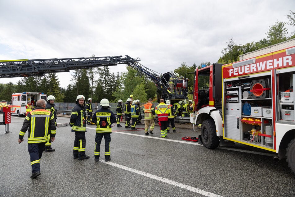Zahlreiche Einsatzkräfte sind vor Ort, um den Mercedes zu bergen.