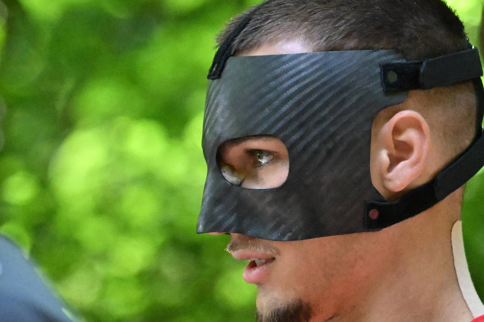 Tim Lemperle (23) erlitt bei einer Partyauseinandersetzung einen Nasenbeinbruch. Trotzdem steht er heute auf dem Platz.