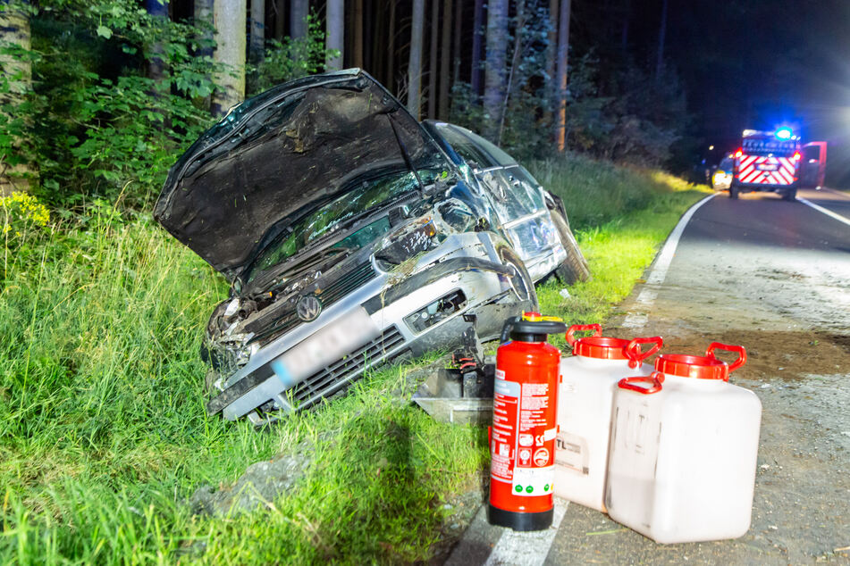 Crash im Erzgebirge: VW landet im Graben