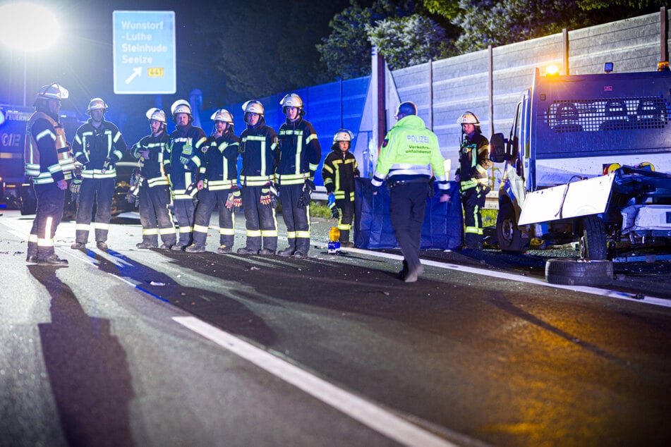 Einsatzkräfte der Feuerwehr eilten unmittelbar zur Unfallstelle auf der A2.