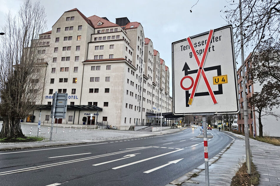 Die Stadt ließ die Hinweisschilder zu den Straßensperrungen stehen, braucht jetzt nur die roten Kreuze entfernen, wenn es zur erneuten Sperrung kommt.