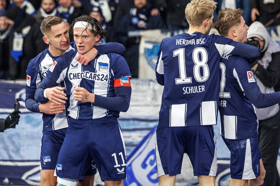 Fabian Reese (27, 2.v.l) legte schon zum sechsten Mal in dieser Saison auf, Marten Winkler (23. r.) vollstreckte.