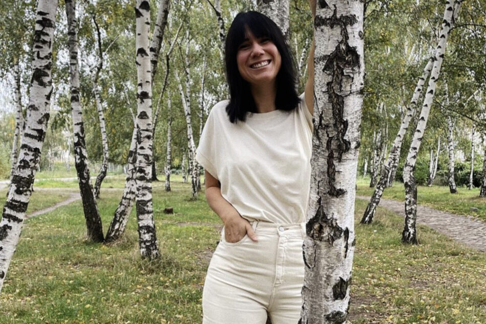 Lousia Dellert posiert in nachhaltiger Mode auf Instagram.