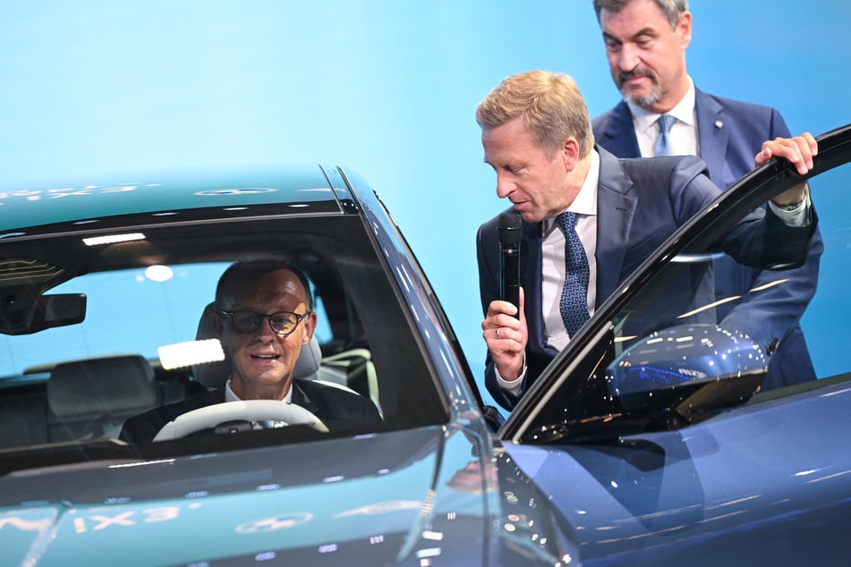 Bundeskanzler Friedrich Merz (69, l.) sitzt im neuen BMW iX3. BMW-CEO Oliver Zipse (61, M.) und Bayerns Ministerpräsident Markus Söder (58, CSU) sind mit von der Partie.