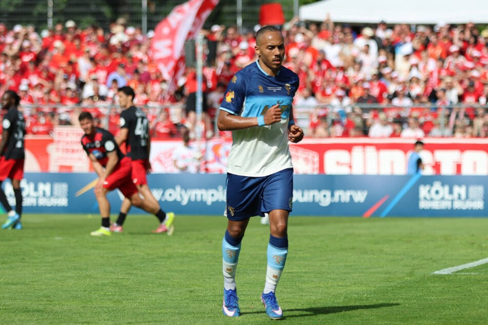 Neben seiner sportlichen Karriere als Linksverteidiger bei Fortuna Köln ist Robin Afamefuna Kulturanthropologe mit einem Masterabschluss in Transkulturellen Studien von der Universität Bonn. Aktuell promoviert er an der Ruhr-Universität Bochum in Soziologie.