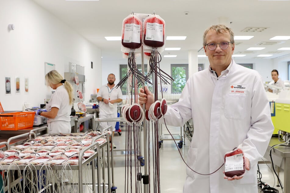 DRK klärt bei TAG24 auf: Das passiert im Institut für Transfusionsmedizin mit gespendetem Blut