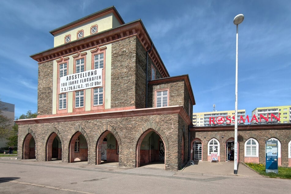Die Ausstellung im alten Flughafengebäude eröffnet am Samstag.