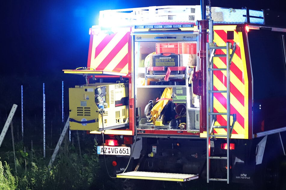 Neben Polizei und Rettungsdienst war auch die Feuerwehr mit mehreren Kräften vor Ort - es steht der Verdacht im Raum, dass ein zweites Auto an dem Crash auf der B271 bei Flörsheim-Dalsheim beteiligt gewesen sein könnte.